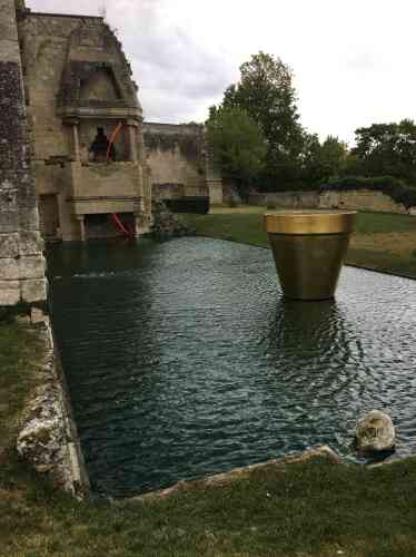 Pot doré de Jean-Pierre Raynaud, posé sur le bassin dessiné par Pascal Cribier à l’emplacement de l’ancien logis du donjon de Vez. (L’œuvre en néon rouge est de François Morellet.)