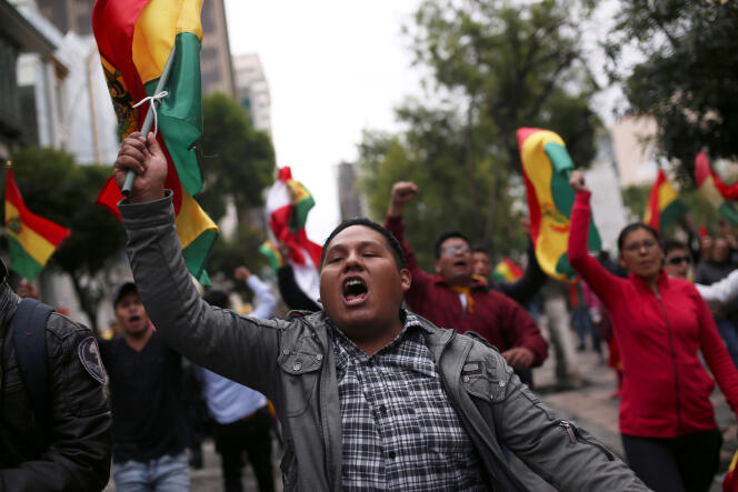 Des manifestants ont célébré l’annonce de la démission d’Evo Morales dans les rues de La Paz, dimanche 10 novembre.
