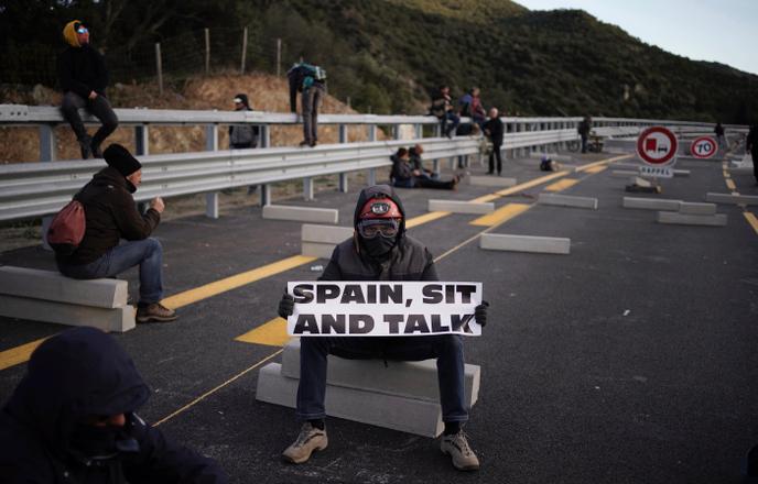 La frontière de la Jonquera, entre la France et l’Espagne, bloquée par des manifestants indépendantistes, à Gérone (Espagne), le 11 novembre 2019.
