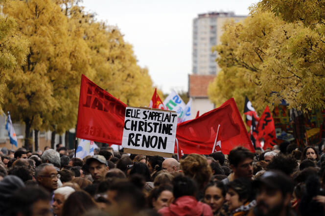 Des instituteurs et directeurs d’école brandissent une pancarte en hommage à Christine Renon, lors d’une manifestation à Bobigny, le 3 octobre.