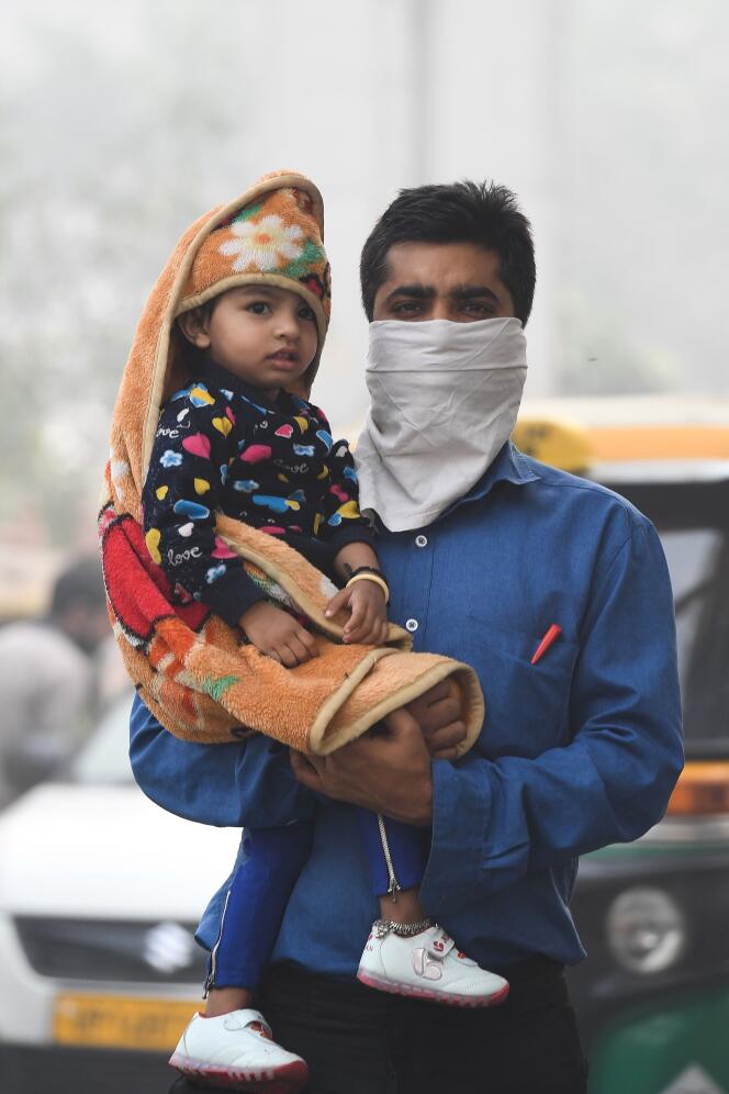 Un homme attend le bus dans une rue polluée de New Delhi, le 4 novembre.