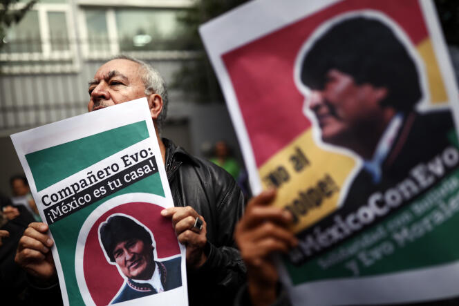 Des pancartes «  Evo, Mexico est ta maison  », lors d’une manifestationen soutien à l’ex-président bolivien Evo Morales devant l’ambassade de Bolivie de Mexico, le 11 novembre.