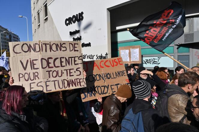 Rassemblement d’étudiants devant le Crous, quatre jours après qu’un jeune homme s’est immolé par le feu, à Lyon, le 12 novembre.