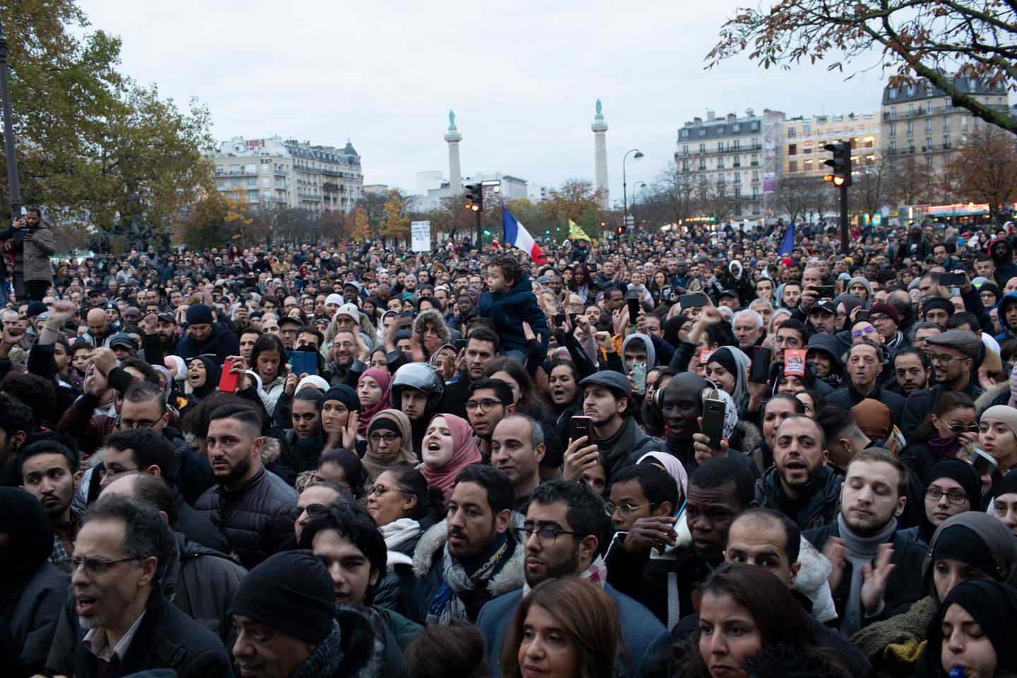 Plus de 13 000 personnes marchent à Paris contre la stigmatisation des ...