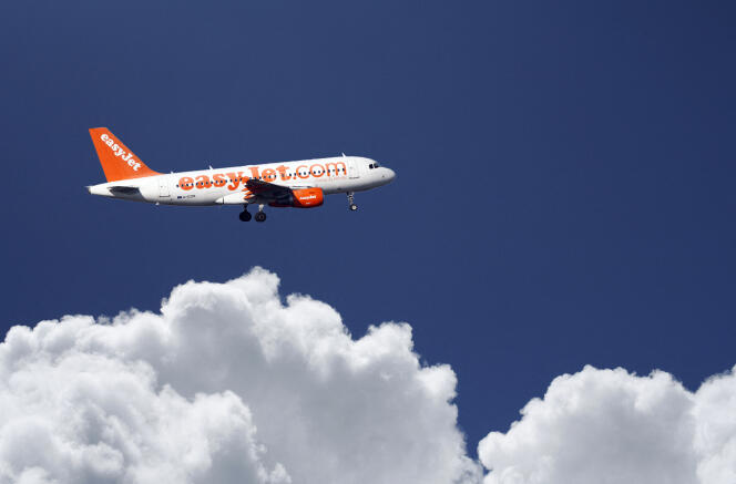 Près de l’aéroport Roissy - Charles-de-Gaulle, un avion de ligne de la compagnie easyJet en approche avant l’atterrissage.
