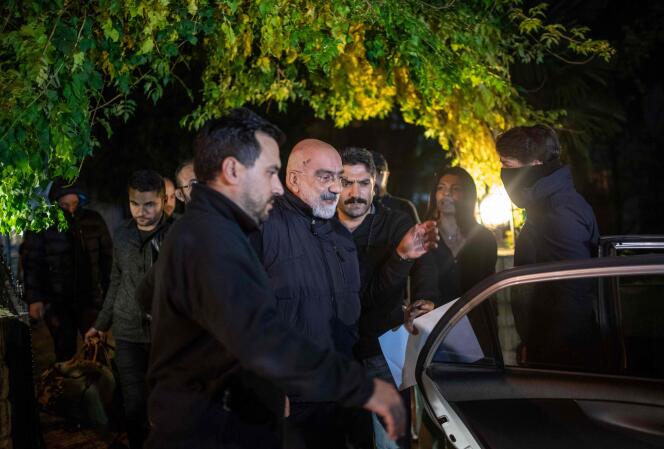 Le journaliste Ahmet Altan lors de son arrestation à son domicile d’Istanbul, le 12 novembre.