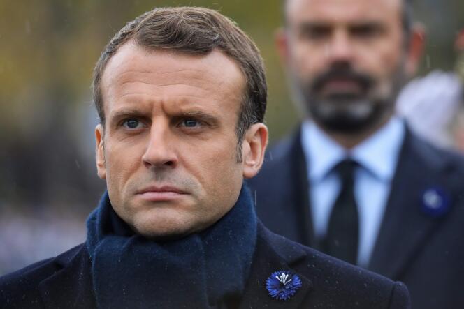 Edouard Philippe se tient derrière Emmanuel Macron lors d’une cérémonie à l’Arc de Triomphe à Paris, en novembre 2019.