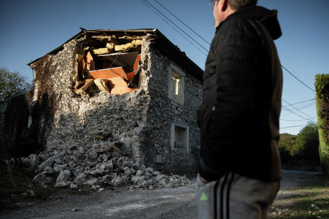 Quartier de La Rouvière, dans la commune du Teil, en Ardèche. Un habitant constate les dégâts du séisme survenu lundi 11 novembre et ressenti jusqu’à Lyon et Montpellier.