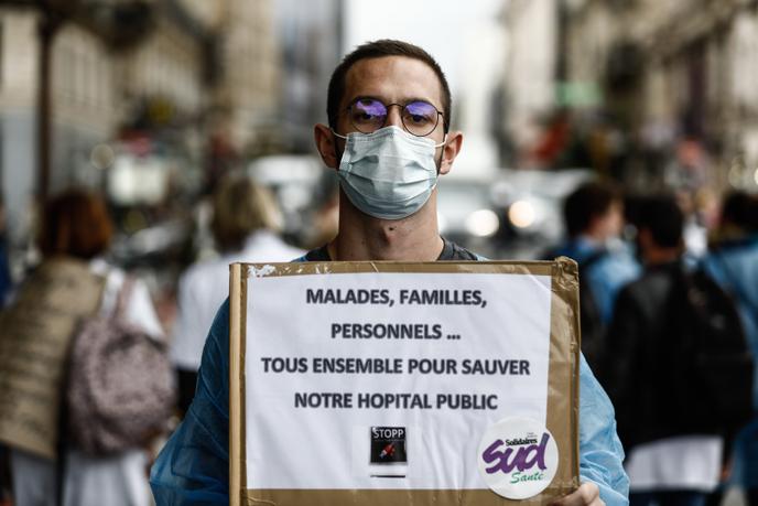 Victor, 25 ans, interne à l’hôpital parisien Saint-Louis, pose en marge d’une manifestation du personnel soignant, à Paris, le 26 septembre.