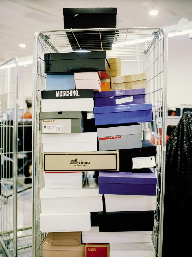 Les chaussures de grandes marques (dans leur boîte) doivent passer au contrôle qualité avant leur mise en vente.