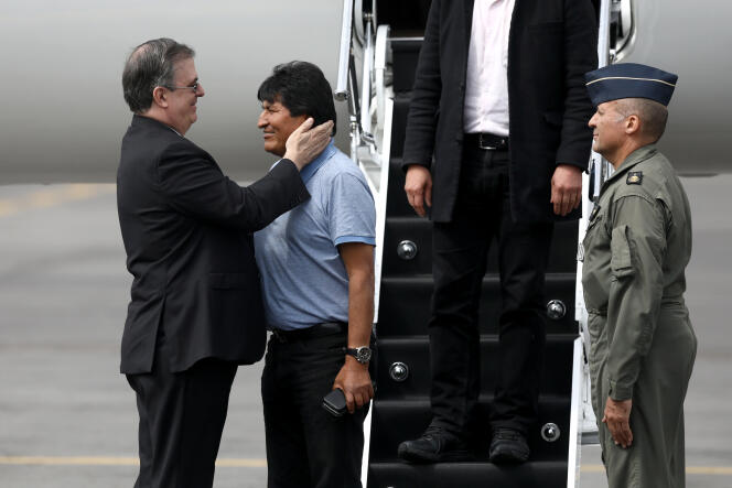 L’ancien président bolivien Evo Morales accueilli par le chef de la diplomatie mexicaine, Marcelo Ebrard, le 12 novembre à Mexico.