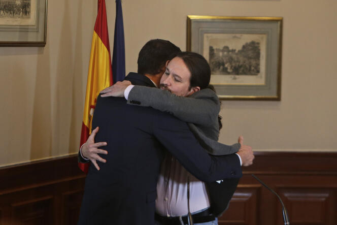 Pedro Sanchez (PSOE) et Pablo Iglesias (Podemos), après la signature d’un accord de coalition entre leurs deux partis, à Madrid, le 12 novembre.
