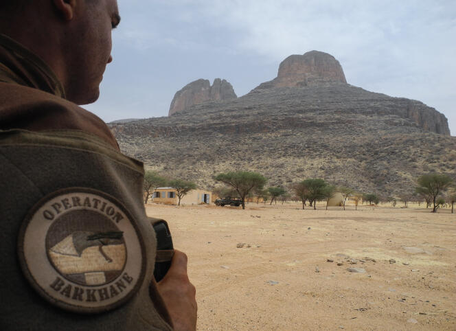 Soldat de l’opération « Barkhane » dans la région de Gourma, au Mali, le 27 mars 2019, devant les monts Hombori.