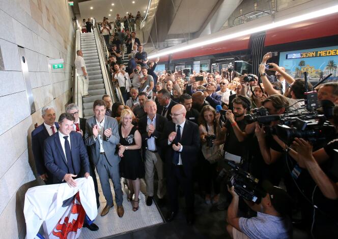 Le maire de Nice, Christian Estrosi, inaugure une nouvelle ligne souterraine de tramway à la station Jean-Médecin à Nice, le 28 juin.