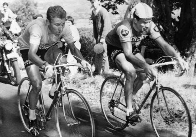 Jacques Anquetil, maillot jaune de leader, au coude à coude avec Raymond Poulidor dans l'ascension du Puy de Dôme, le 12 juillet 1964 lors de la 20ème étape du Tour de France.