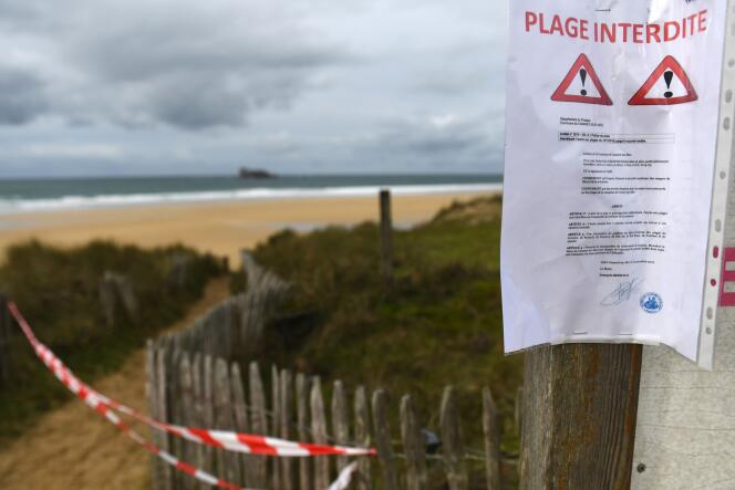 La plage de Camaret-sur-Mer (Finistère), fermée au public après la découverte de pains de cocaïne, le 13 novembre.