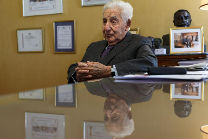 André Trigano dans son bureau de maire à Pamiers (Ariège).