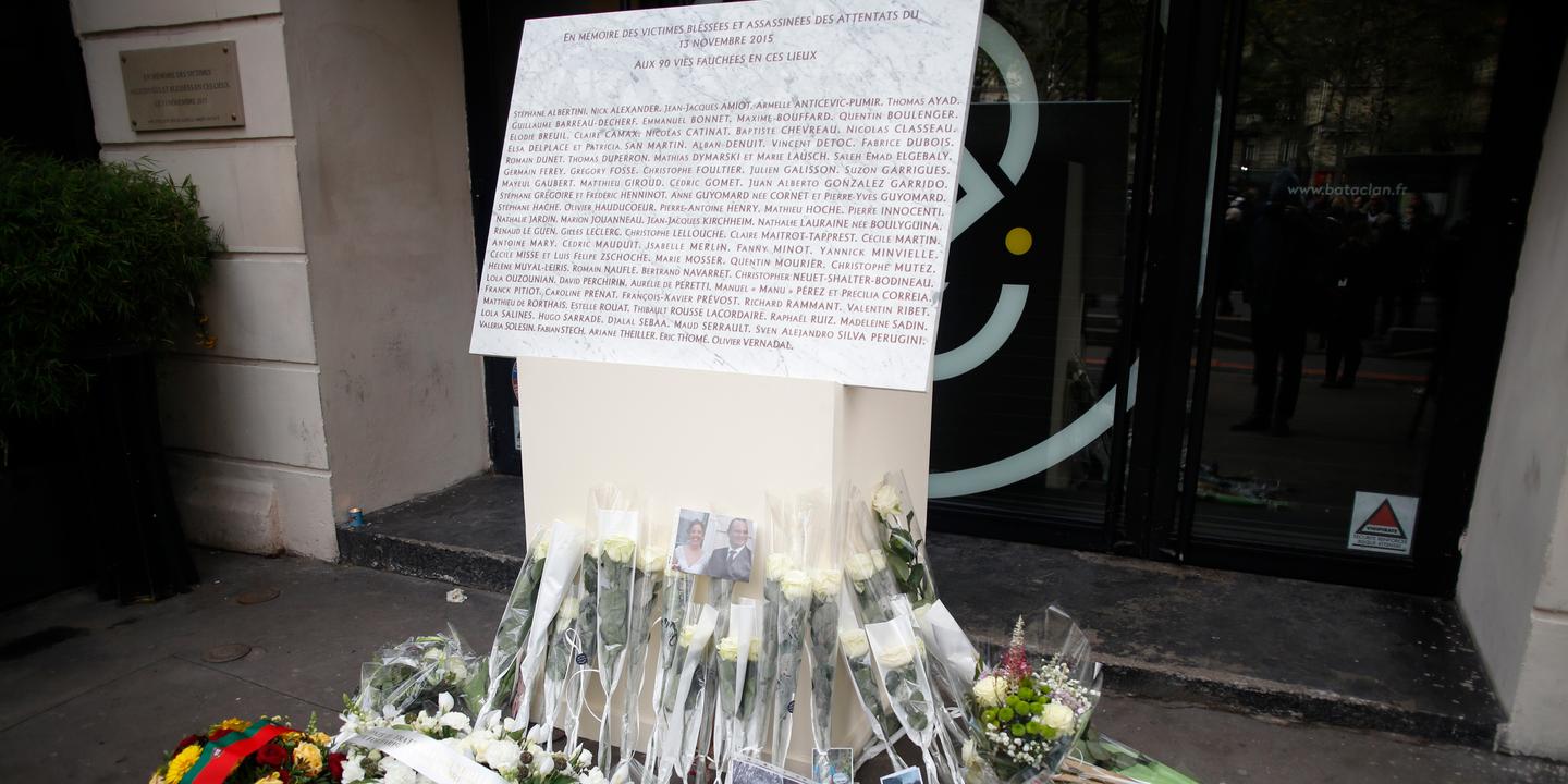 Commemoration Des Attentats Du 13 Novembre Depot De Gerbes Et Minute De Silence