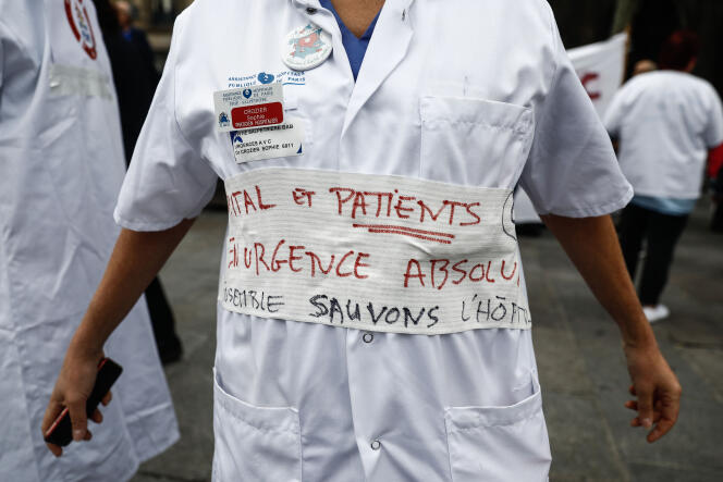 Manifestation pour protester contre les conditions de travail du personnel médical dans les hôpitaux publics, à Paris, le 26 septembre.