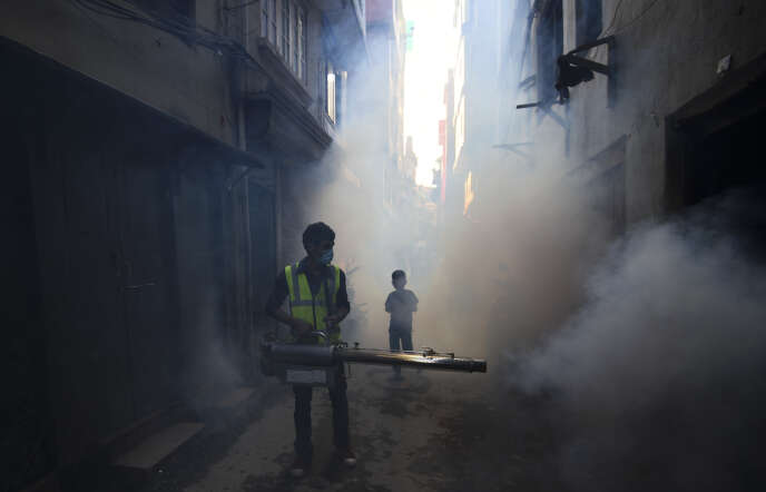 Un homme pulvérise un produit contre les larves de moustiques qui prolifèrent en raison du réchauffement climatique et qui propagent la dengue, le 5 septembre 2019 à Katmandou au Népal.