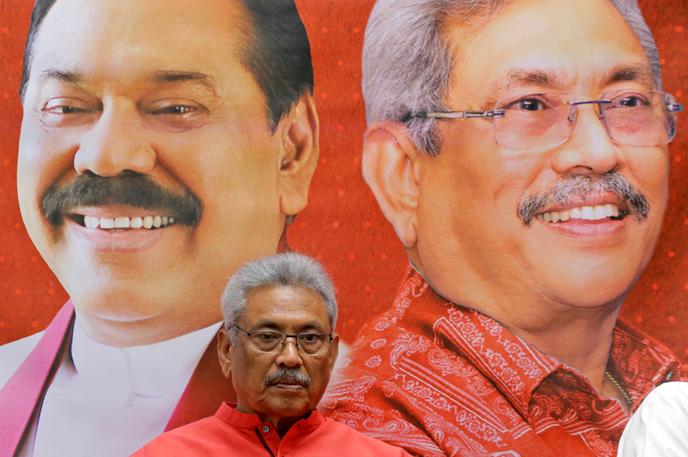 Gotabaya Rajapaksa, candidat à la présidence du Sri Lanka, devant un panneau publicitaire portant son portrait et celui de son frère Mahinda, le 6 novembre, à Colombo.