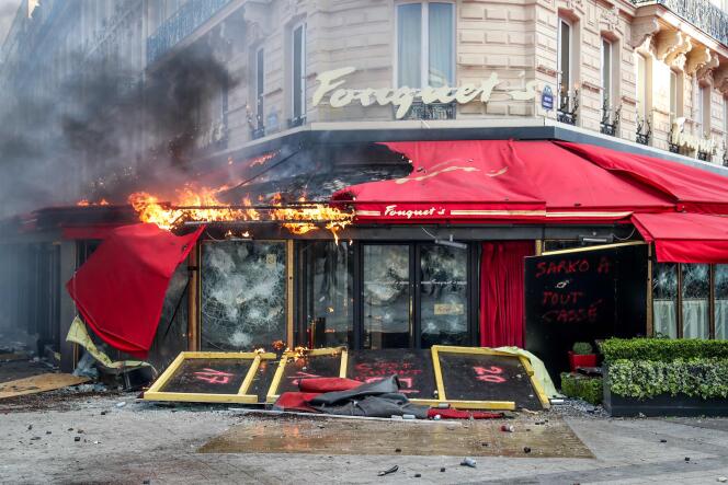 Le Fouquet’s vandalisé, le 16 mars, lors d’une journée de mobilisation des « gilets jaunes » à Paris.