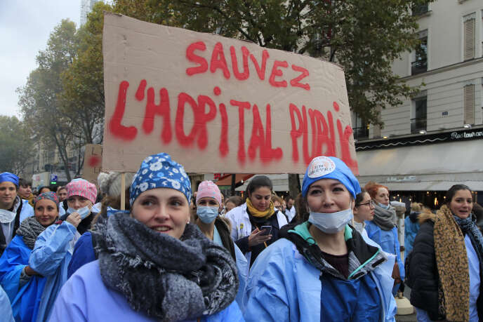 Lors de la manifestations des personnels hospitaliers dans les rues de Paris, le 14 novembre.