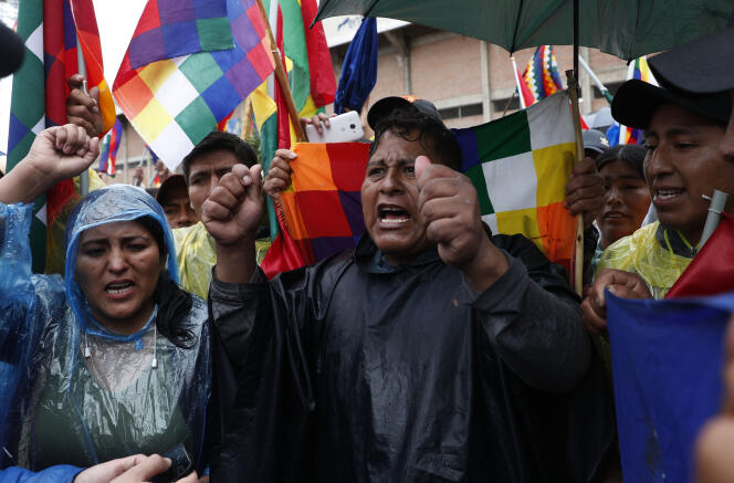 Des partisans d’Evo Morales, à Sacaba, en Bolivie, le 14 novembre, brandissent des wiphala, le drapeau des peuples indigènes.