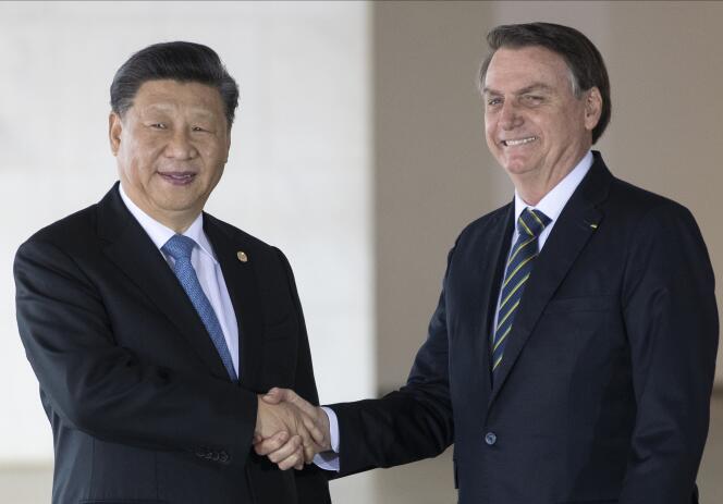 Le président du Brésil, Jair Bolsonaro (à droite), et son homologue chinois, Xi Jinping, avant l’ouverture du 11e sommet des Brics, à Brasilia, le 14 novembre.
