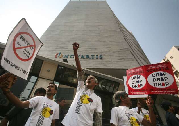 En Inde, en 2011, des manifestants séropositifs dénoncent l’action contre les médicaments ­génériques indiens du laboratoire pharmaceutique suisse Novartis.