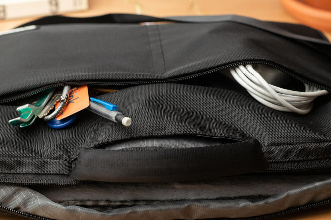 L’Incase Sling a suffisamment de poches pour glisser la plupart de vos accessoires du quotidien.