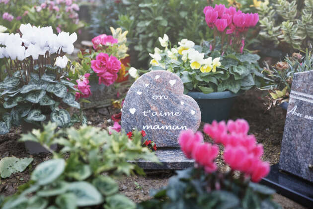 Sylvia Bouchet repose au cimetière de Saint-Maurice-sur-Dargoire, dans le village de ses parents, au nord de Saint-Etienne.