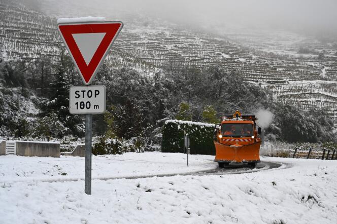 Une route enneigée près de Tournon-sur-Rhône (Ardèche), le 15 novembre 2019.