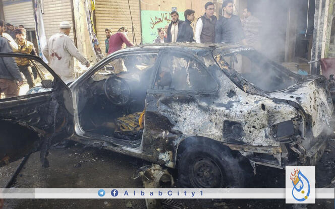 Photo de l’attentat à la voiture piégée survenu à Al-Bab, en Syrie, le 16 novembre. Le cliché a été fourni par les opposants au régime de Damas à Al-Bab, et authentifié par Associated Press.