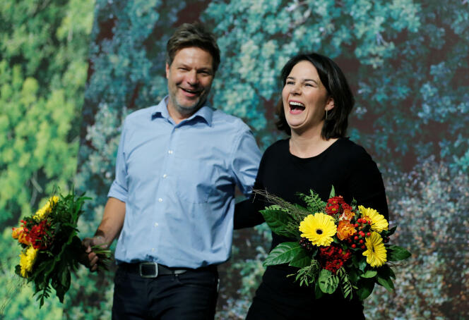 Robert Habeck et Annalena Baerbock triomphalement réélus à la tête des Verts allemands, le 16 novembre, lors de leur congrès à Bielefeld (Rhénanie-du-Nord-Westphalie).