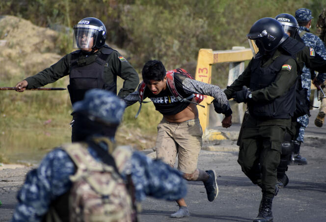 La police interpelle un partisan d’Evo Morales durant des heurts, le 15 novembre à Sacaba, dans la banlieue de Cochabamba.