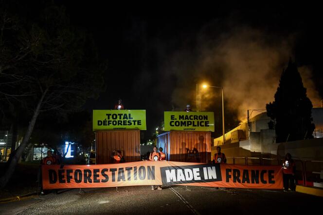 Des militants de Greenpeace bloquent la raffinerie de Total de La Mède, le 29 octobre 2019 près de Marseille.