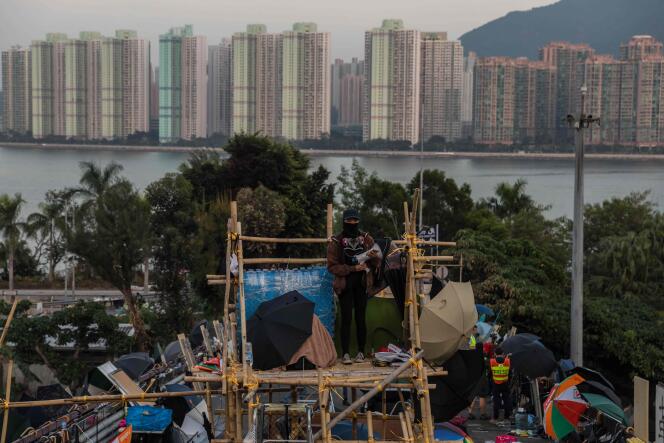 Un poste d’observation érigé par des manifestants sur le pont situé devant l’Université chinoise de Hongkong, vendredi 15 novembre.