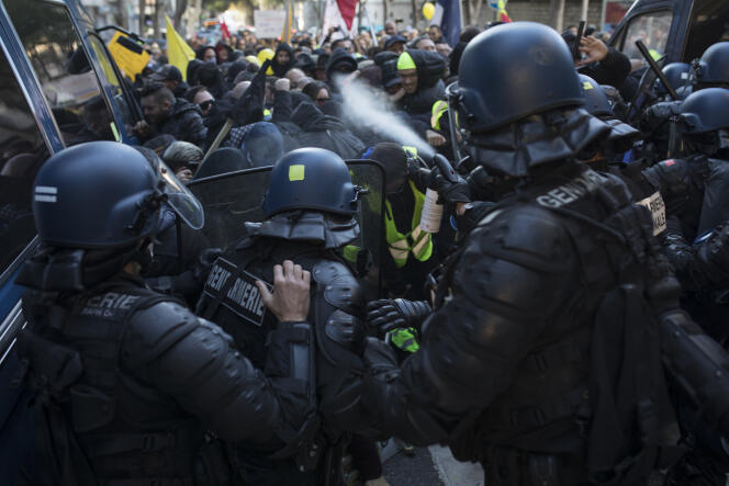 Des sprays au poivre sont utilisés contre des « gilets jaunes » qui tentent de forcer un barrage de police, le 16 novembre à Marseille.