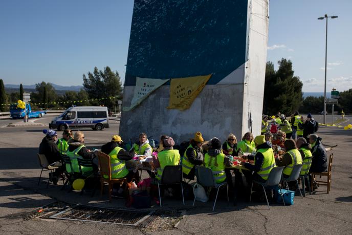 Nouvelles Actions Dans Le Calme à Paris Et Sur Les Ronds