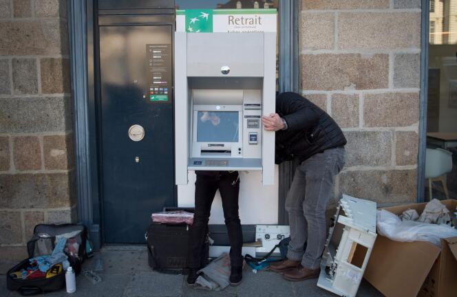 Des techniciens réparent un distributeur de billets, le 14 novembre à Rennes.