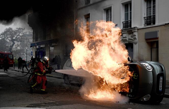 Une voiture incendiée par les manifestants, le 16 novembre sur la place d’Italie à Paris.