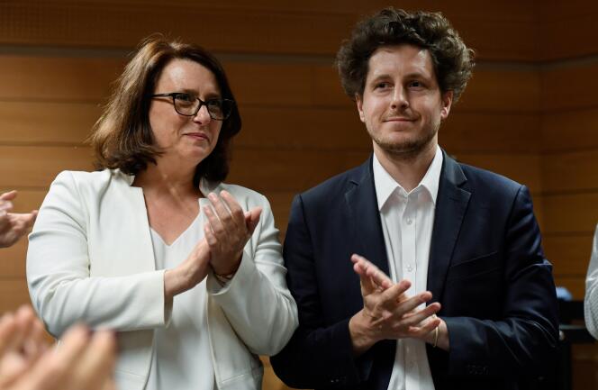 Antoinette Guhl, adjointe à la maire de Paris, et Julien Bayou, le 1er juin, après un vote pour désigner le candidat EELV à la mairie de Paris.