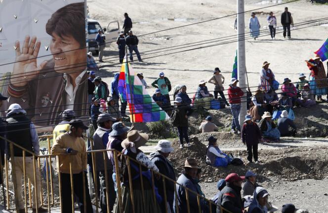 Des partisans d’Evo Morales bloquent, le 17 novembre, l’accès au dépôt pétrolier d’El Alto, qui alimente La Paz, la capitale bolivienne.