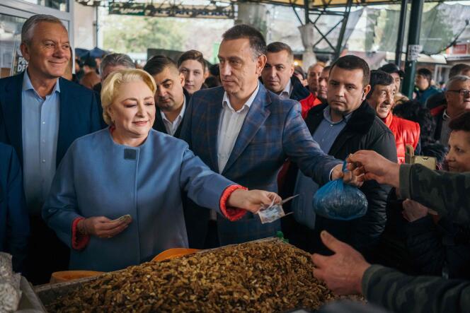 La candidate à la présidence et ancienne première ministre Viorica Dancila sur un marché, le 17 novembre, à Buzau, en Roumanie.