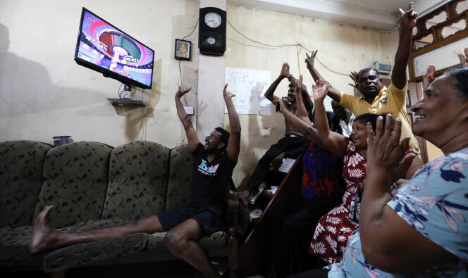 Des supporters du candidat Gotabaya Rajapaksa suivent l’annonce des résultats à la télévision, le 17 novembre à Colombo, Sri Lanka.
