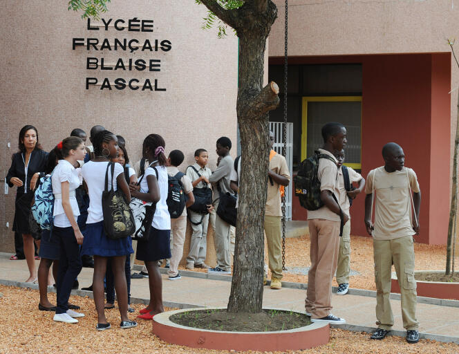 Devant le lycée français Blaise-Pascal d’Abidjan, en Côte d’Ivoire, en septembre 2008.