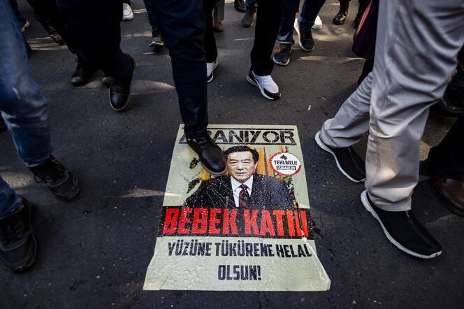 Des Ouïgours marchent sur un portrait du secrétaire du parti du Xinjiang, Chen Quanguo, lors d’une manifestation, le 1er octobre à Istanbul.