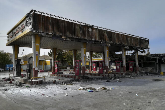 Une station service brûlée pendant les manifestations contre l’augmentation du prix de l’essence, le 17 novembre à Téhéran.