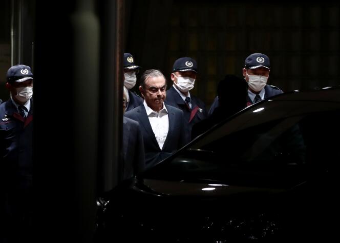 Carlos Ghosn quitte le centre de détention de Tokyo, le 25 avril.